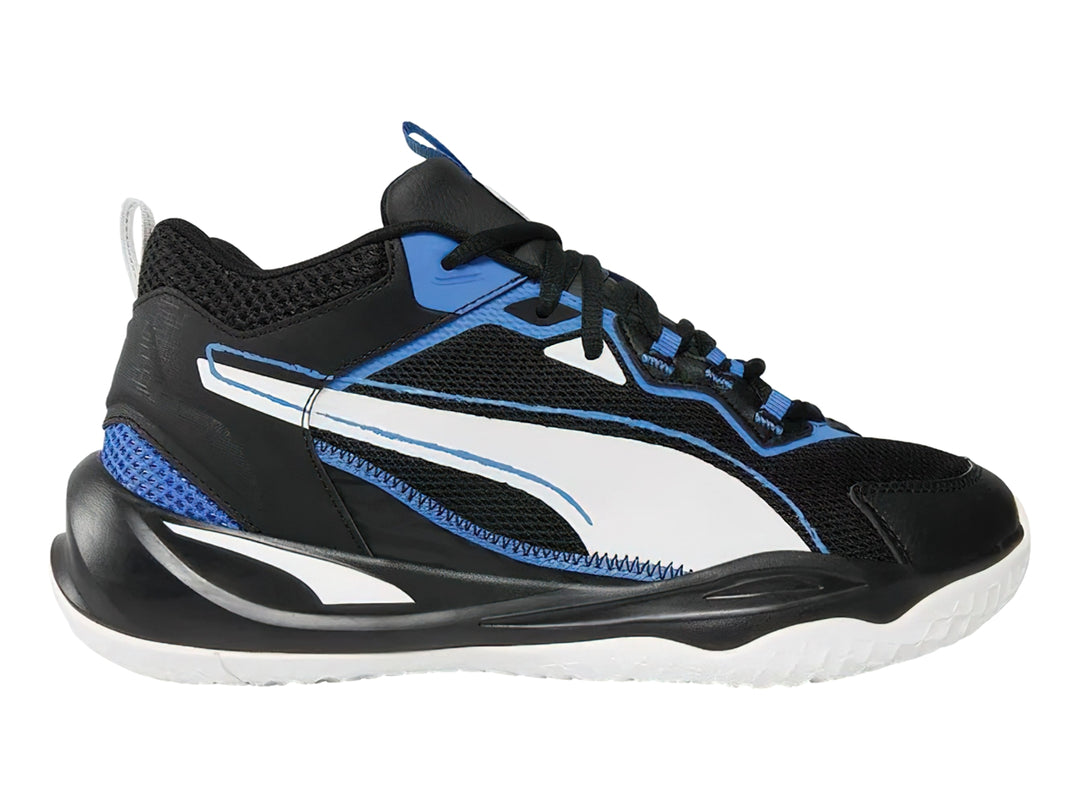 Tenis de baloncesto PUMA en colores negro, blanco y azul con suela blanca y detalles deportivos.