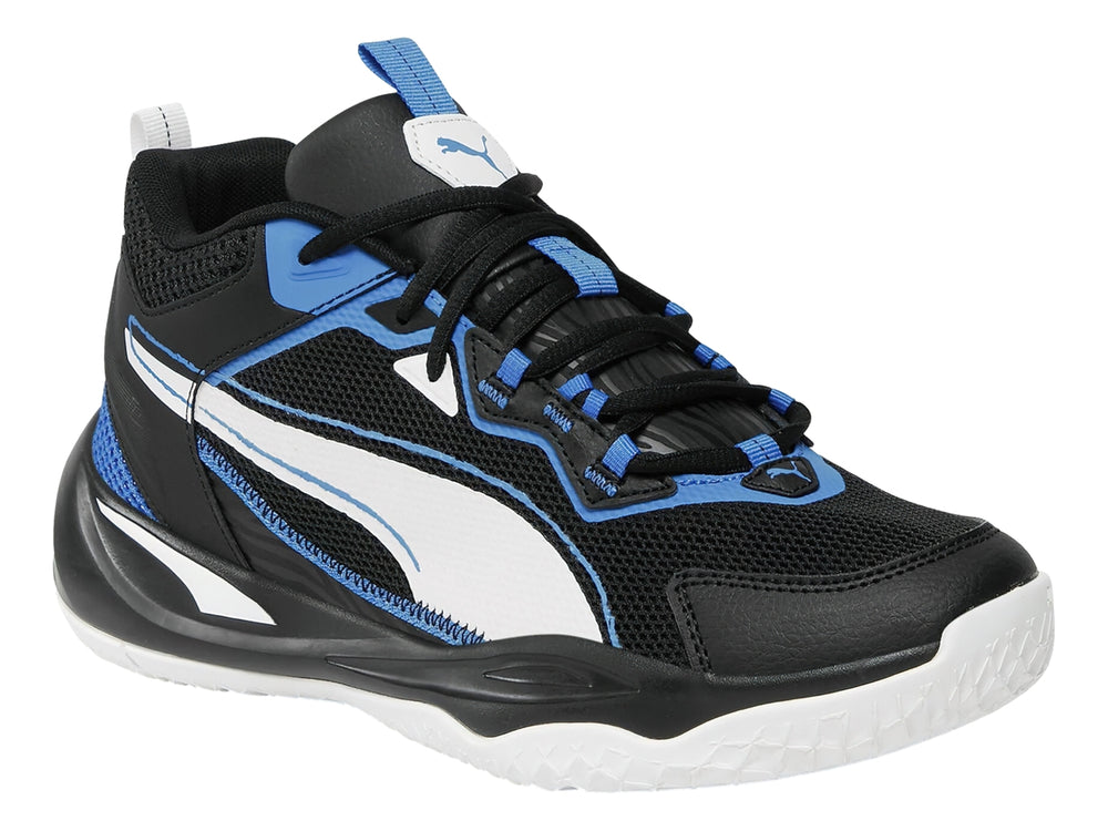 Tenis de baloncesto PUMA en colores negro, blanco y azul con suela blanca y detalles deportivos.