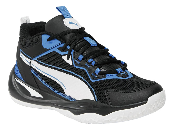 Tenis de baloncesto PUMA en colores negro, blanco y azul con suela blanca y detalles deportivos.