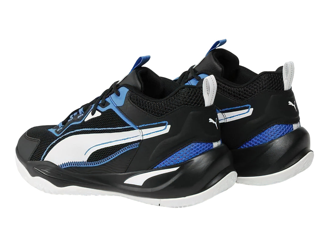 Tenis de baloncesto PUMA en colores negro, blanco y azul con suela blanca y detalles deportivos.