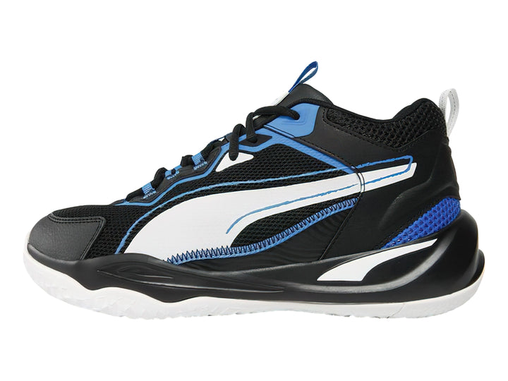 Tenis de baloncesto PUMA en colores negro, blanco y azul con suela blanca y detalles deportivos.