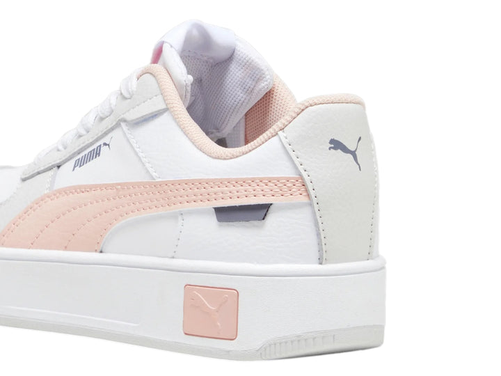 Tenis PUMA Carina Street para niña en color blanco con detalles en rosa y suela de plataforma blanca.