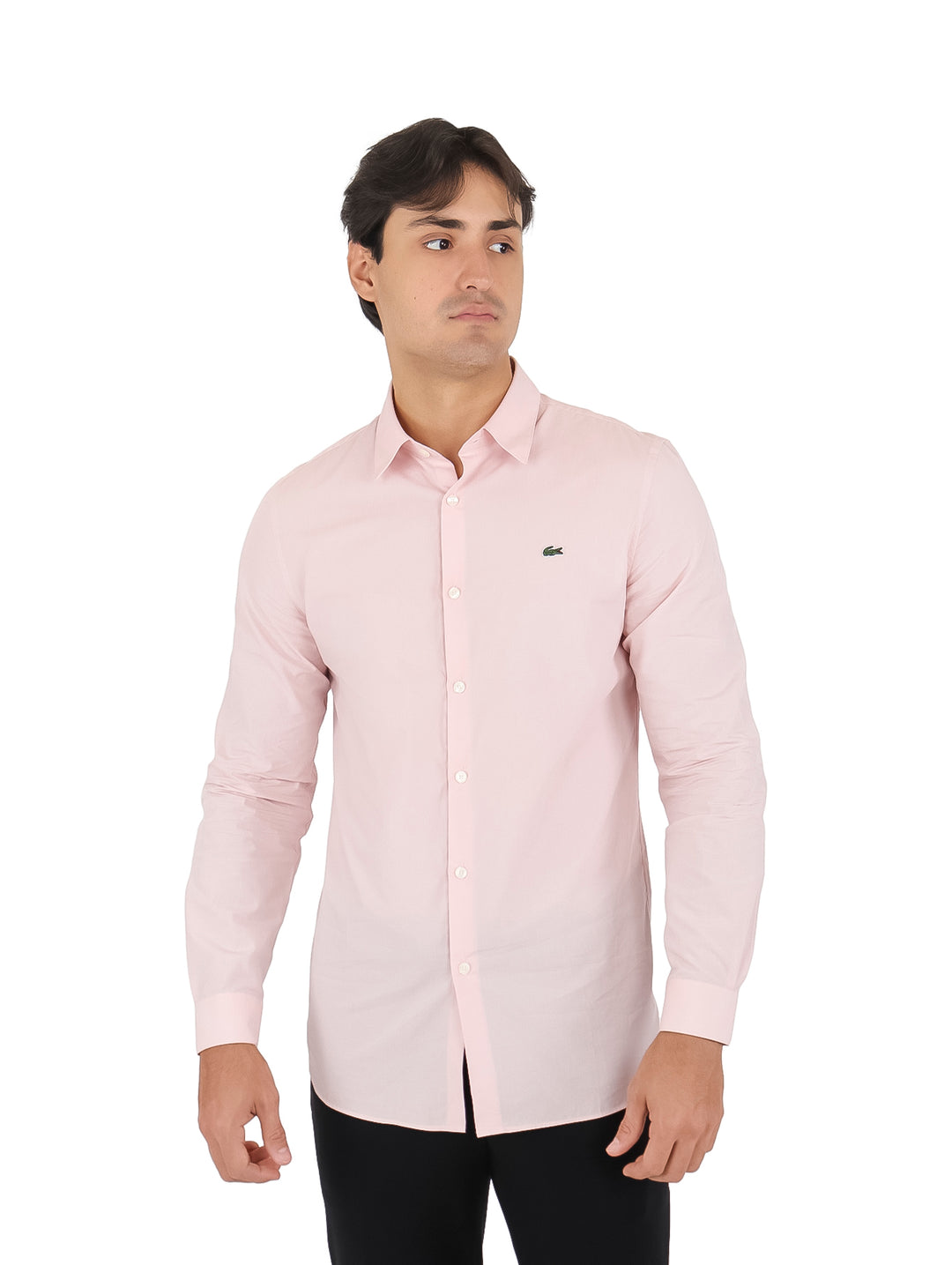 Hombre vistiendo una camisa Lacoste de manga larga en color rosa claro.