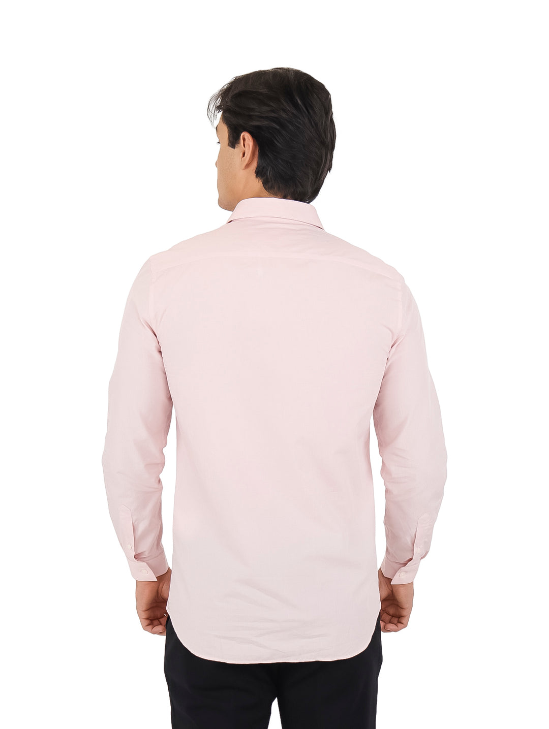 Hombre vistiendo una camisa Lacoste de manga larga en color rosa claro.