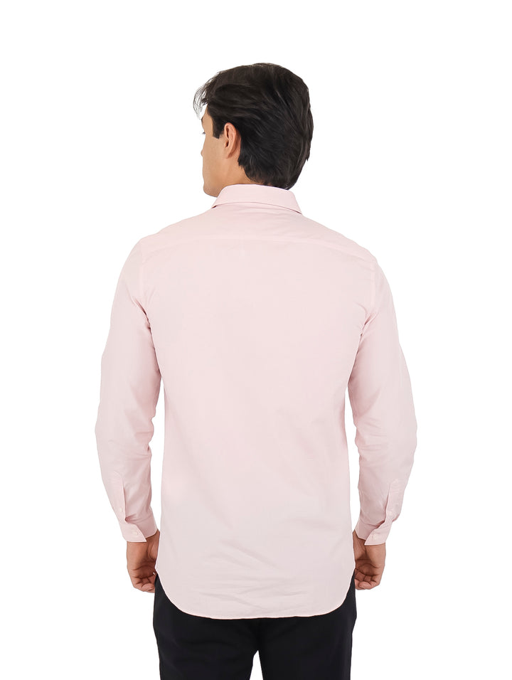 Hombre vistiendo una camisa Lacoste de manga larga en color rosa claro.