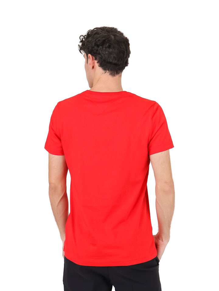 Hombre vistiendo una camiseta roja de manga corta y cuello redondo de Tommy Hilfiger.