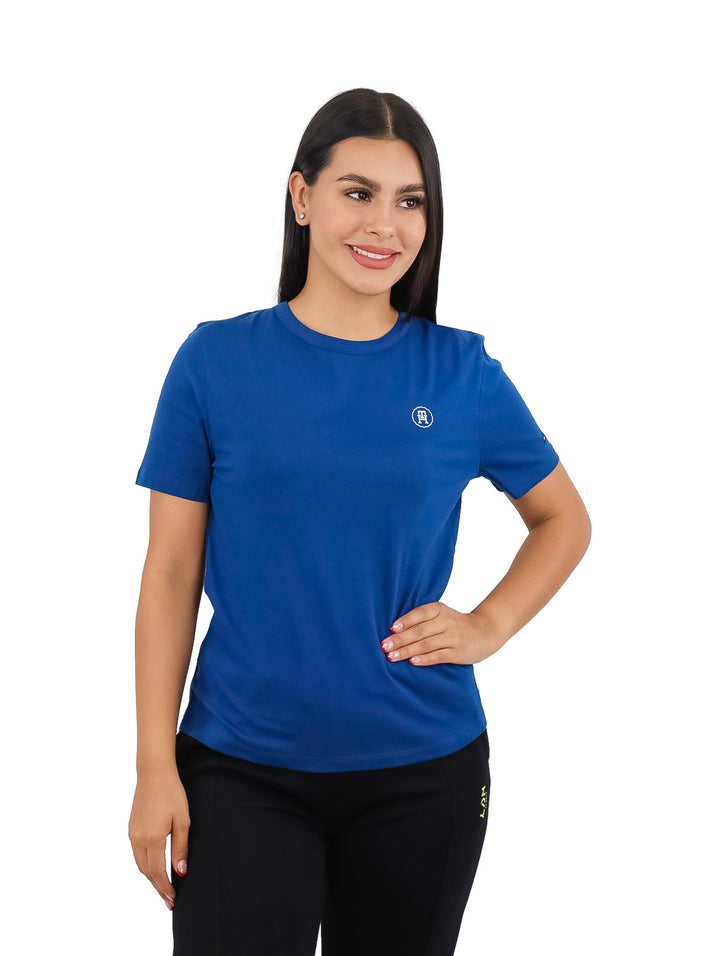 Mujer vistiendo una camiseta azul marino de manga corta y ajuste slim fit de Tommy Hilfiger.