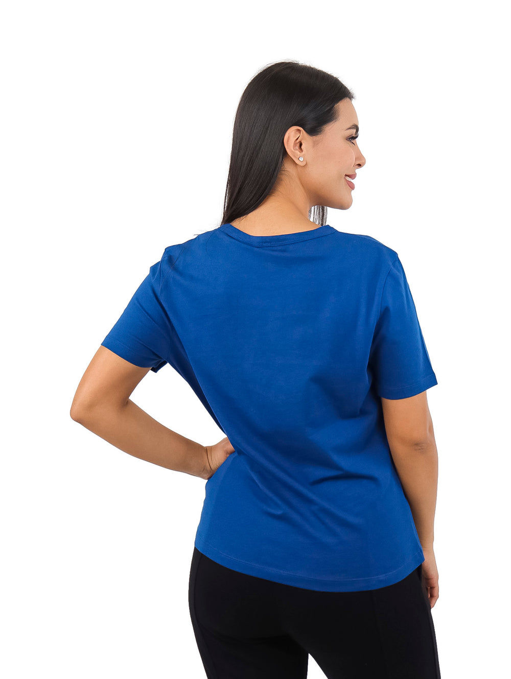 Mujer vistiendo una camiseta azul marino de manga corta y ajuste slim fit de Tommy Hilfiger.
