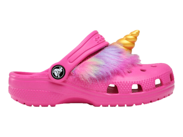 Zueco Crocs rosa con detalle de unicornio con pelo multicolor y cuerno dorado.