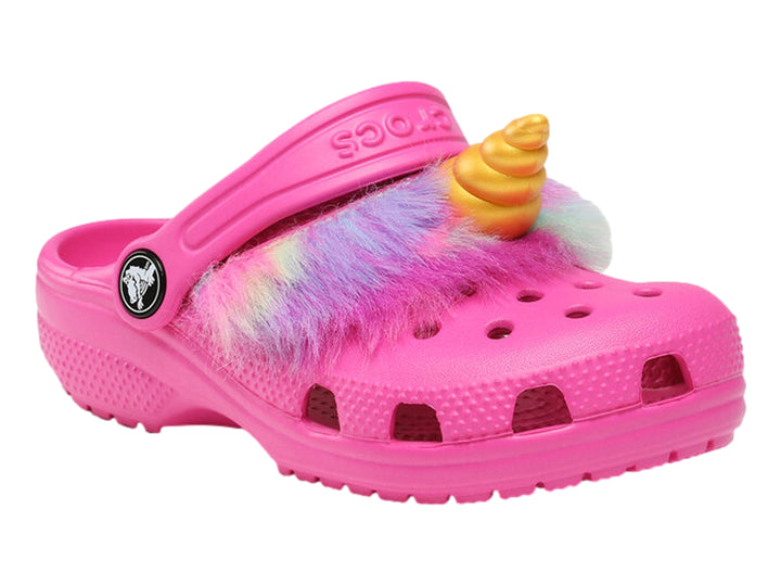 Zueco Crocs rosa con detalle de unicornio con pelo multicolor y cuerno dorado.