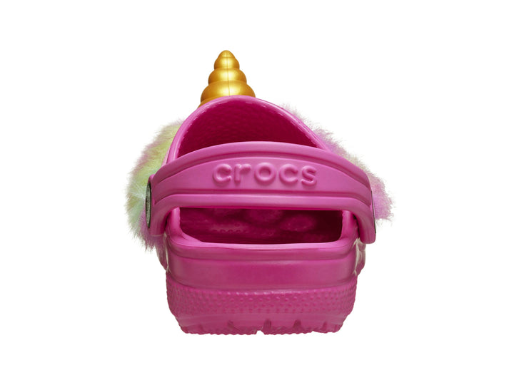Zueco Crocs rosa con detalle de unicornio con pelo multicolor y cuerno dorado.