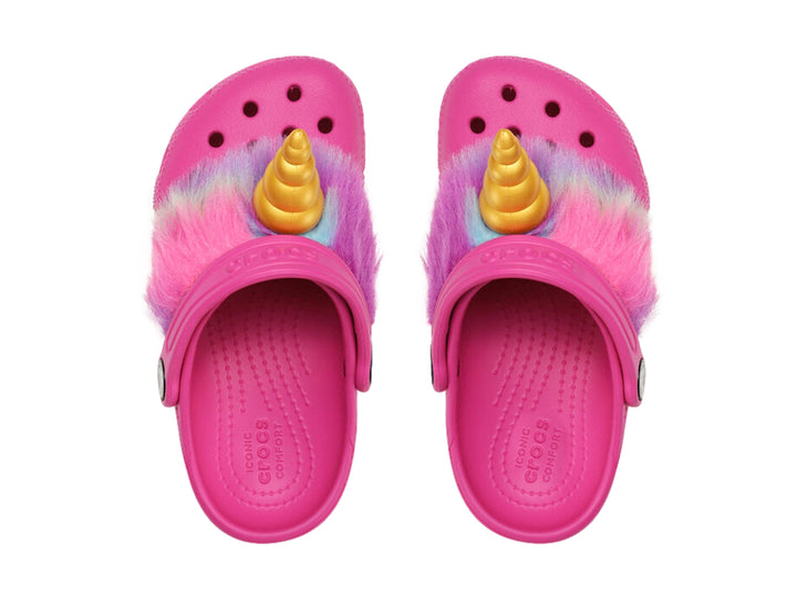 Zueco Crocs rosa con detalle de unicornio con pelo multicolor y cuerno dorado.