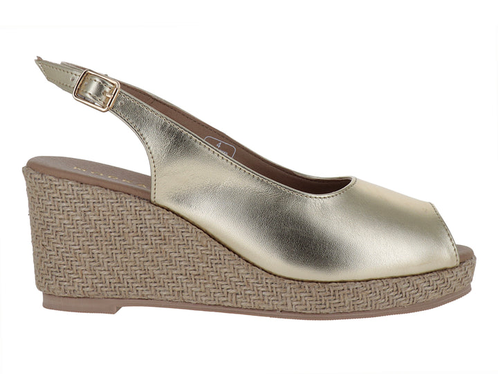 Sandalia de mujer color oro con plataforma de cuña tejida en beige y correa ajustable con hebilla.