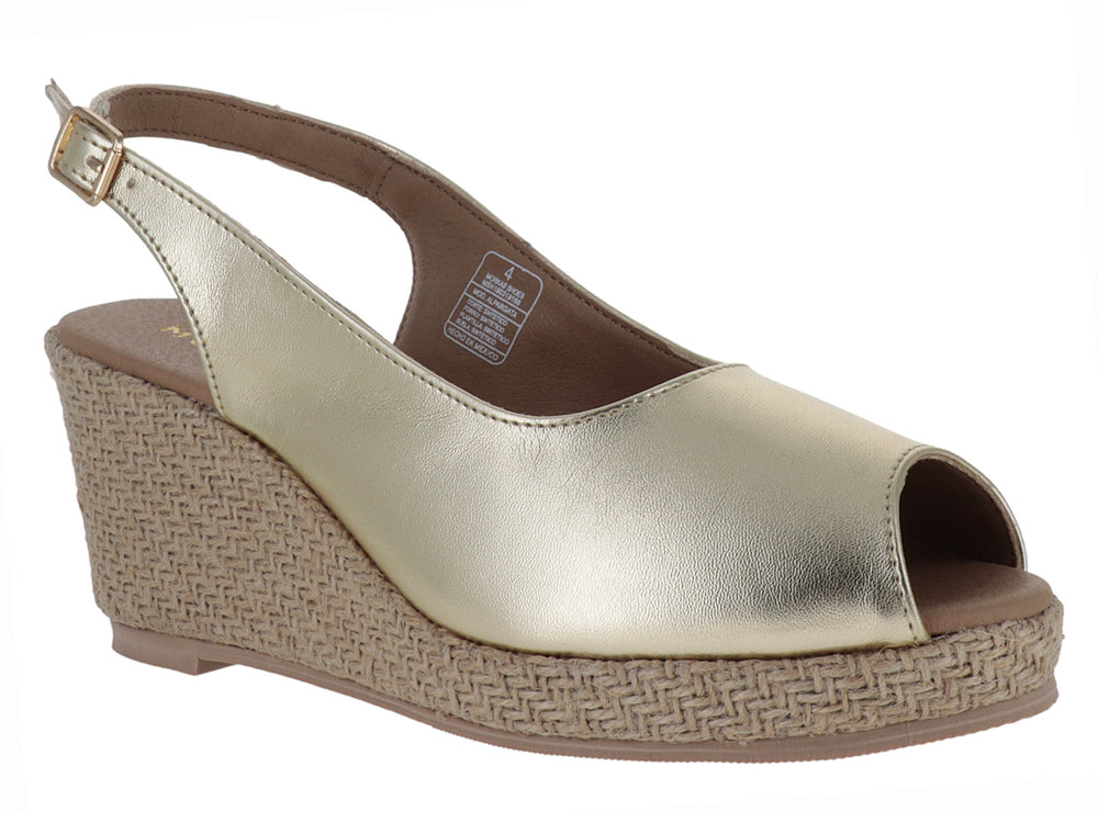 Sandalia de mujer color oro con plataforma de cuña tejida en beige y correa ajustable con hebilla.