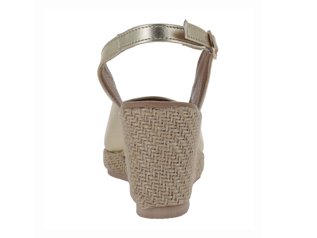 Sandalia de mujer color oro con plataforma de cuña tejida en beige y correa ajustable con hebilla.