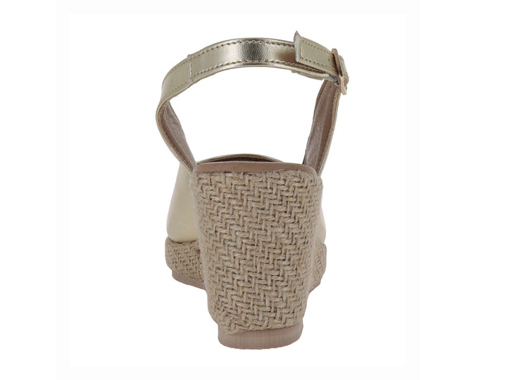 Sandalia de mujer color oro con plataforma de cuña tejida en beige y correa ajustable con hebilla.