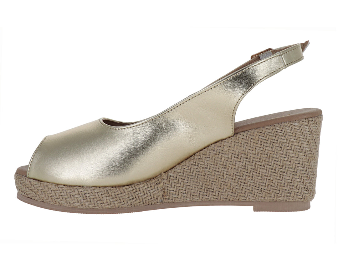 Sandalia de mujer color oro con plataforma de cuña tejida en beige y correa ajustable con hebilla.