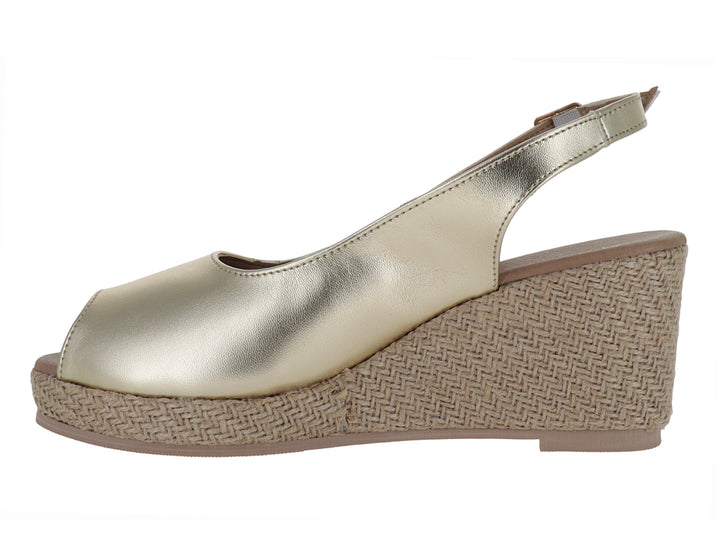 Sandalia de mujer color oro con plataforma de cuña tejida en beige y correa ajustable con hebilla.
