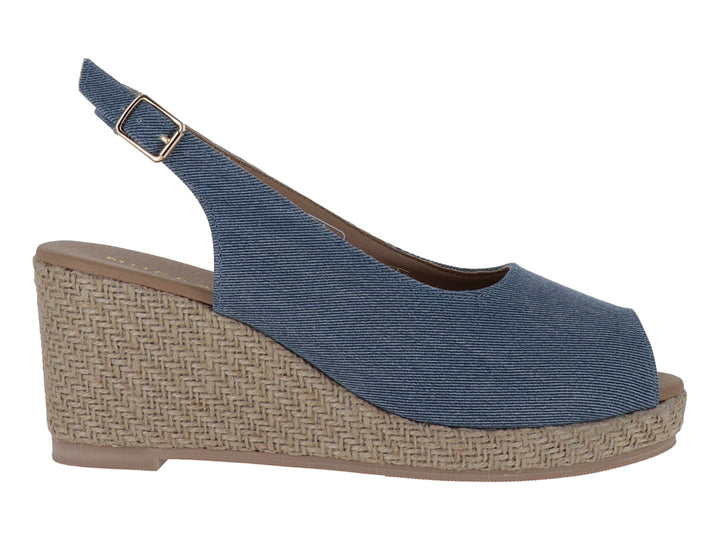 Sandalia de cuña en color azul mezclilla con plataforma de yute beige y correa con hebilla.