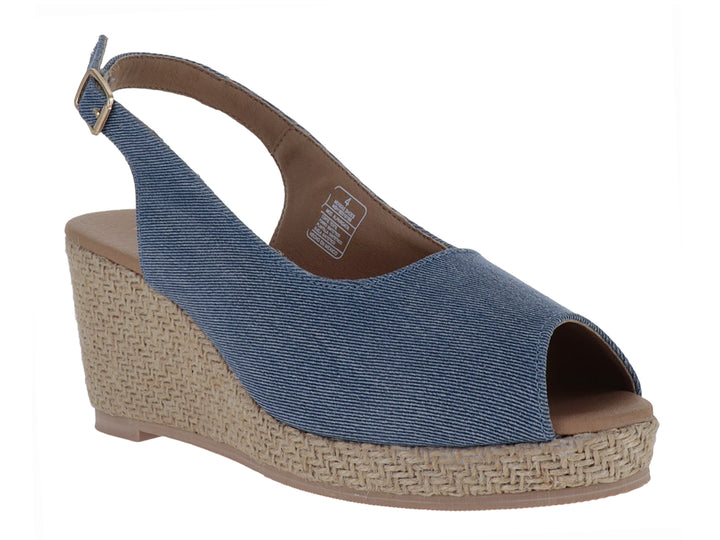Sandalia de cuña en color azul mezclilla con plataforma de yute beige y correa con hebilla.