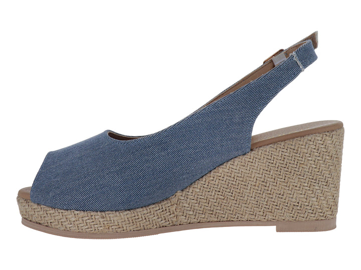 Sandalia de cuña en color azul mezclilla con plataforma de yute beige y correa con hebilla.