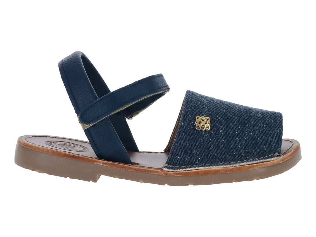 Sandalia azul denim para niña con correas cruzadas y detalle decorativo dorado en la parte frontal.