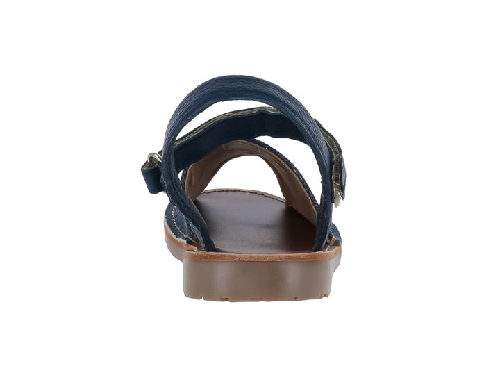 Sandalia azul denim para niña con correas cruzadas y detalle decorativo dorado en la parte frontal.