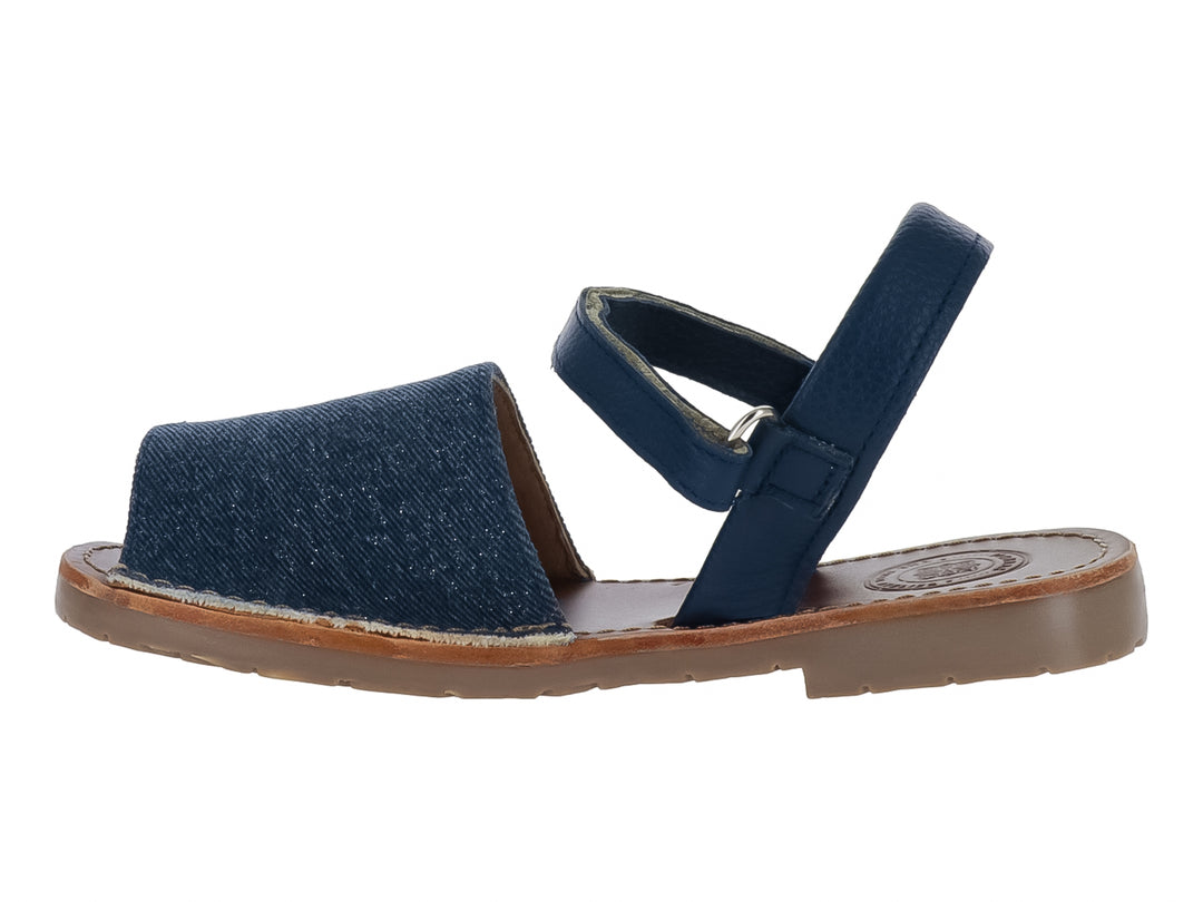 Sandalia azul denim para niña con correas cruzadas y detalle decorativo dorado en la parte frontal.