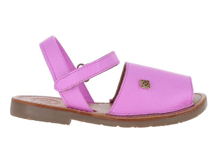 Sandalia para niña de piel color rosa Barbie con correa ajustable y suela marrón.