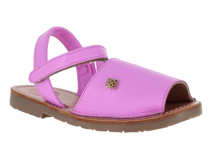 Sandalia para niña de piel color rosa Barbie con correa ajustable y suela marrón.