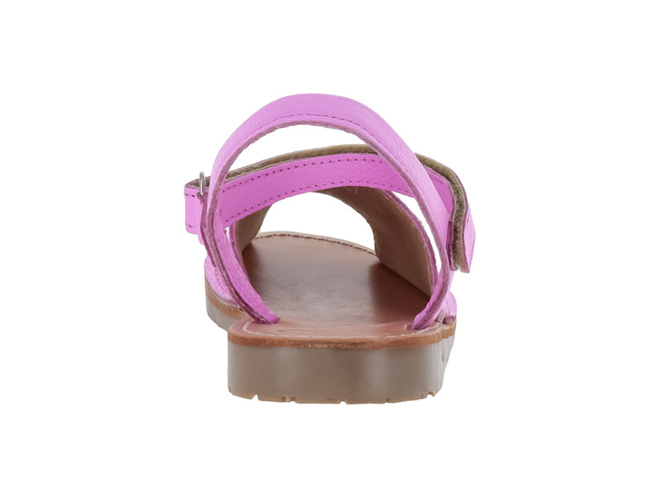 Sandalia para niña de piel color rosa Barbie con correa ajustable y suela marrón.