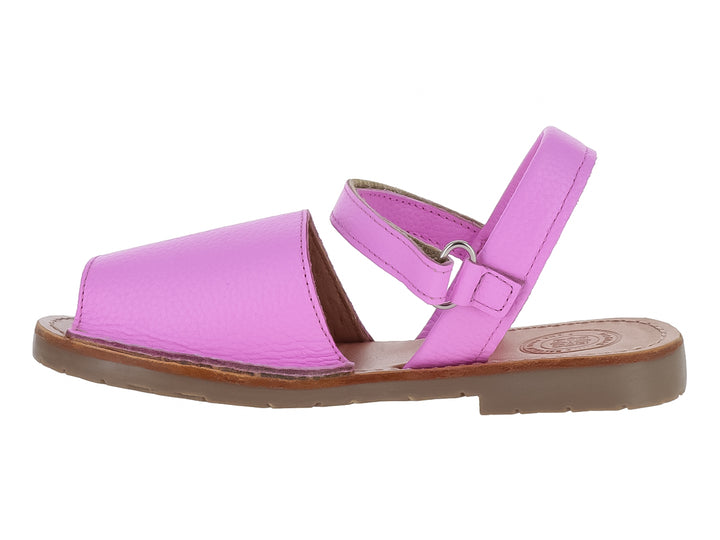 Sandalia para niña de piel color rosa Barbie con correa ajustable y suela marrón.