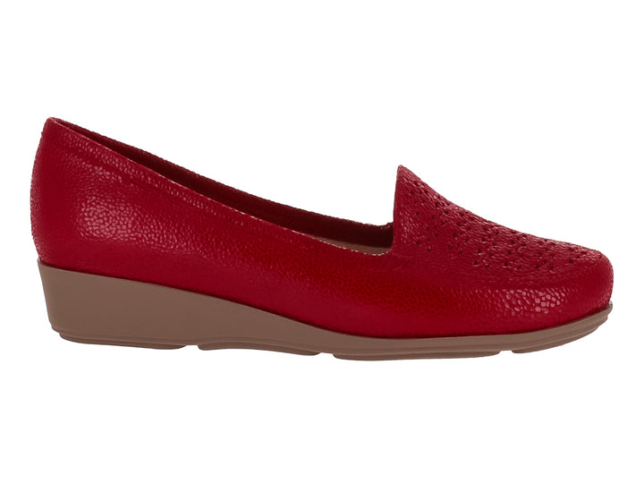 Zapato plano color rojo con suela café y detalles perforados en la parte frontal.