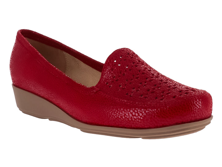 Zapato plano color rojo con suela café y detalles perforados en la parte frontal.