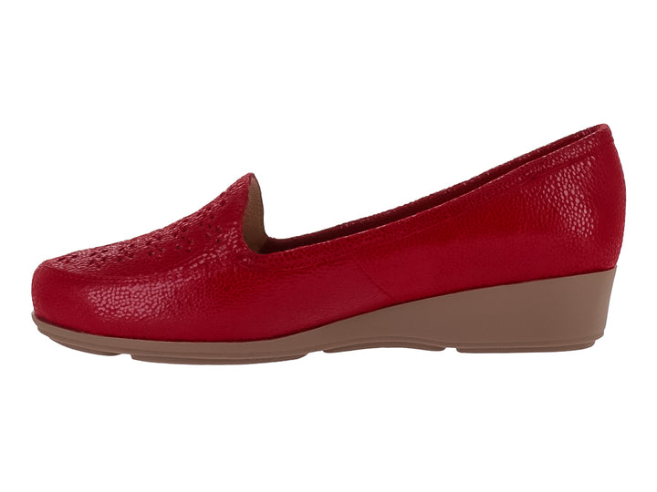 Zapato plano color rojo con suela café y detalles perforados en la parte frontal.