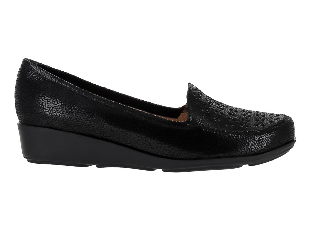 Zapato plano negro con plataforma y acabado texturizado en la parte superior.