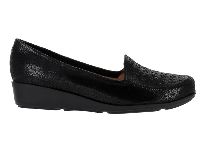 Zapato plano negro con plataforma y acabado texturizado en la parte superior.
