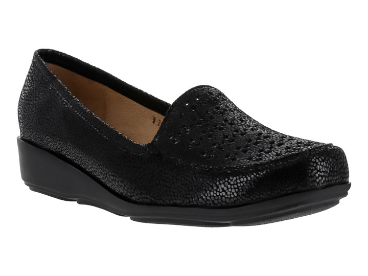 Zapato plano negro con plataforma y acabado texturizado en la parte superior.
