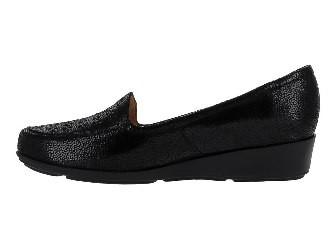 Zapato plano negro con plataforma y acabado texturizado en la parte superior.
