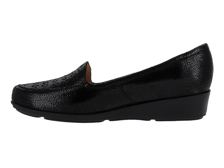 Zapato plano negro con plataforma y acabado texturizado en la parte superior.