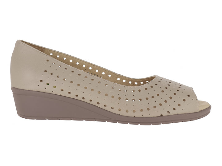 Zapato de cuña color hueso para mujer con diseño perforado y punta abierta.