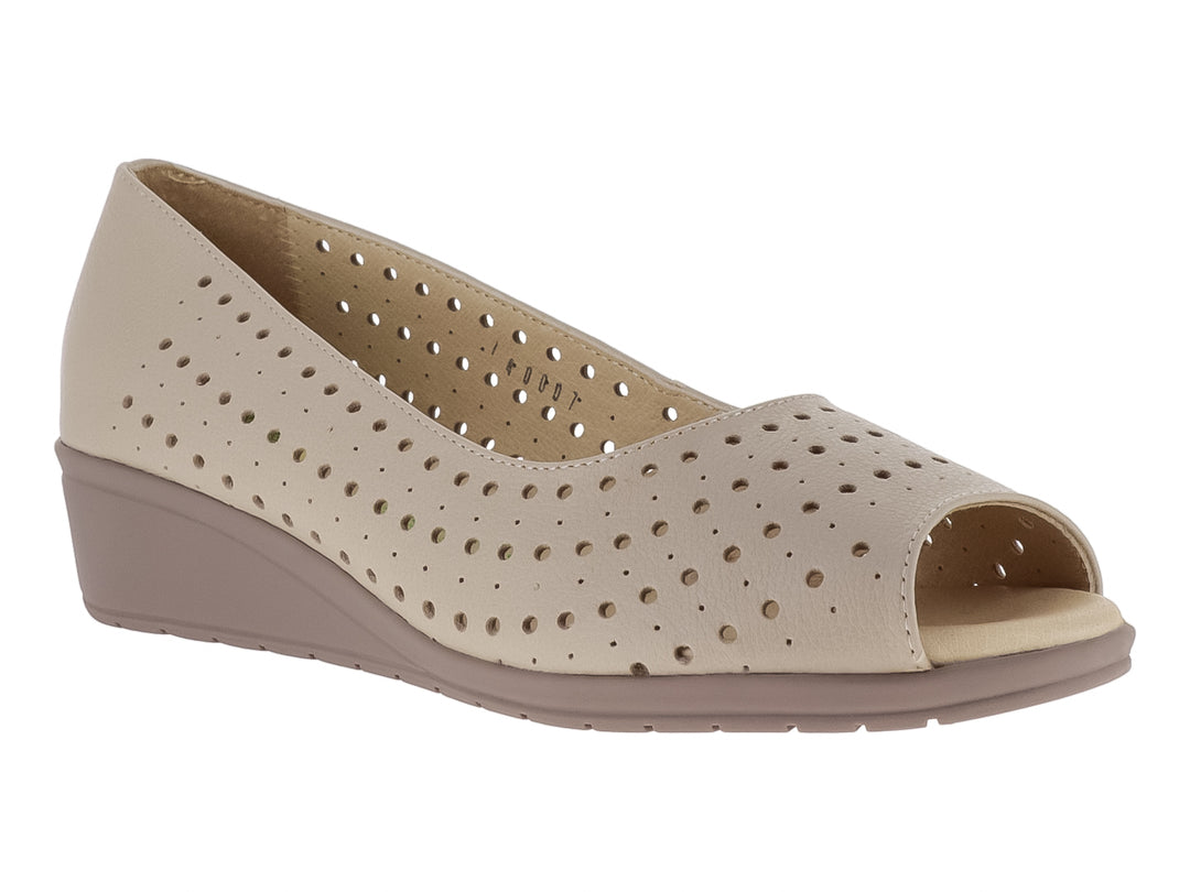Zapato de cuña color hueso para mujer con diseño perforado y punta abierta.