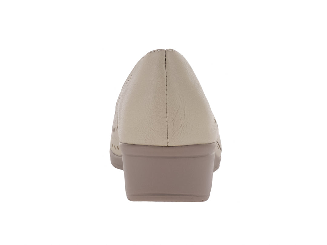 Zapato de cuña color hueso para mujer con diseño perforado y punta abierta.