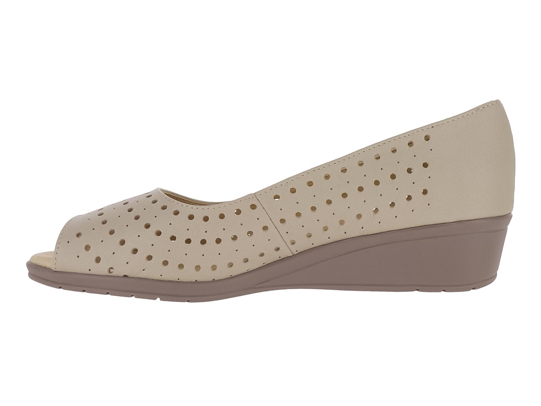 Zapato de cuña color hueso para mujer con diseño perforado y punta abierta.