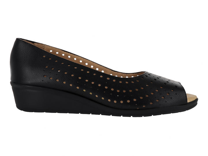 Zapato negro de cuña con diseño perforado y punta abierta.