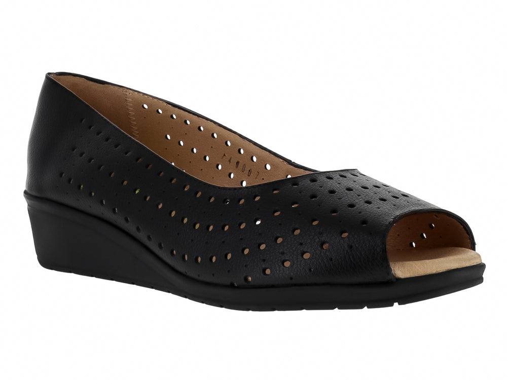 Zapato negro de cuña con diseño perforado y punta abierta.