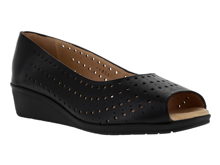 Zapato negro de cuña con diseño perforado y punta abierta.