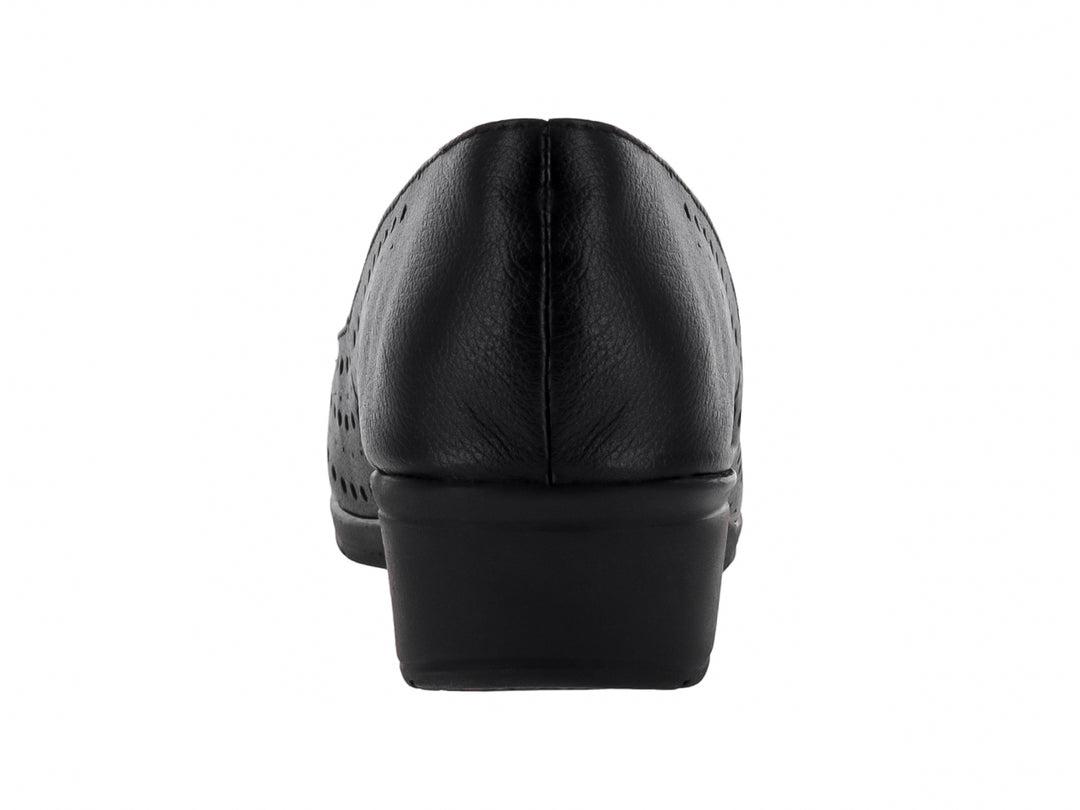 Zapato negro de cuña con diseño perforado y punta abierta.
