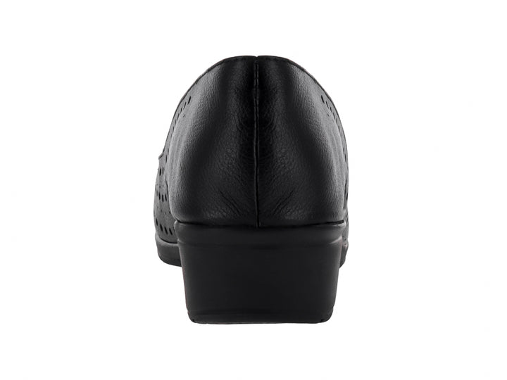 Zapato negro de cuña con diseño perforado y punta abierta.
