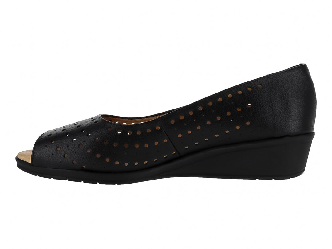 Zapato negro de cuña con diseño perforado y punta abierta.